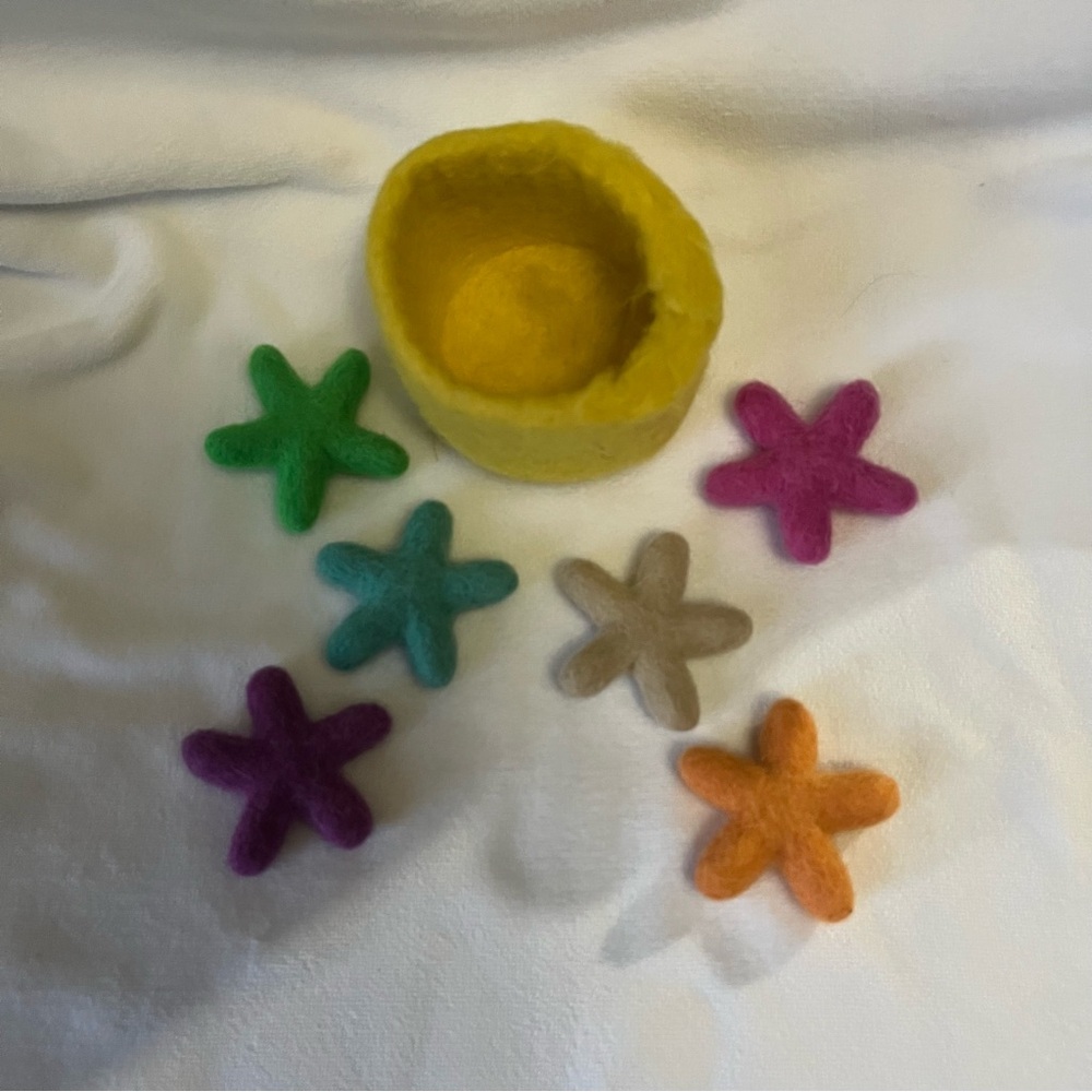 Lovevery Felt Stars The Companion Play Kit Motor Skills Montessori No Tweezers - Picture 2 of 3